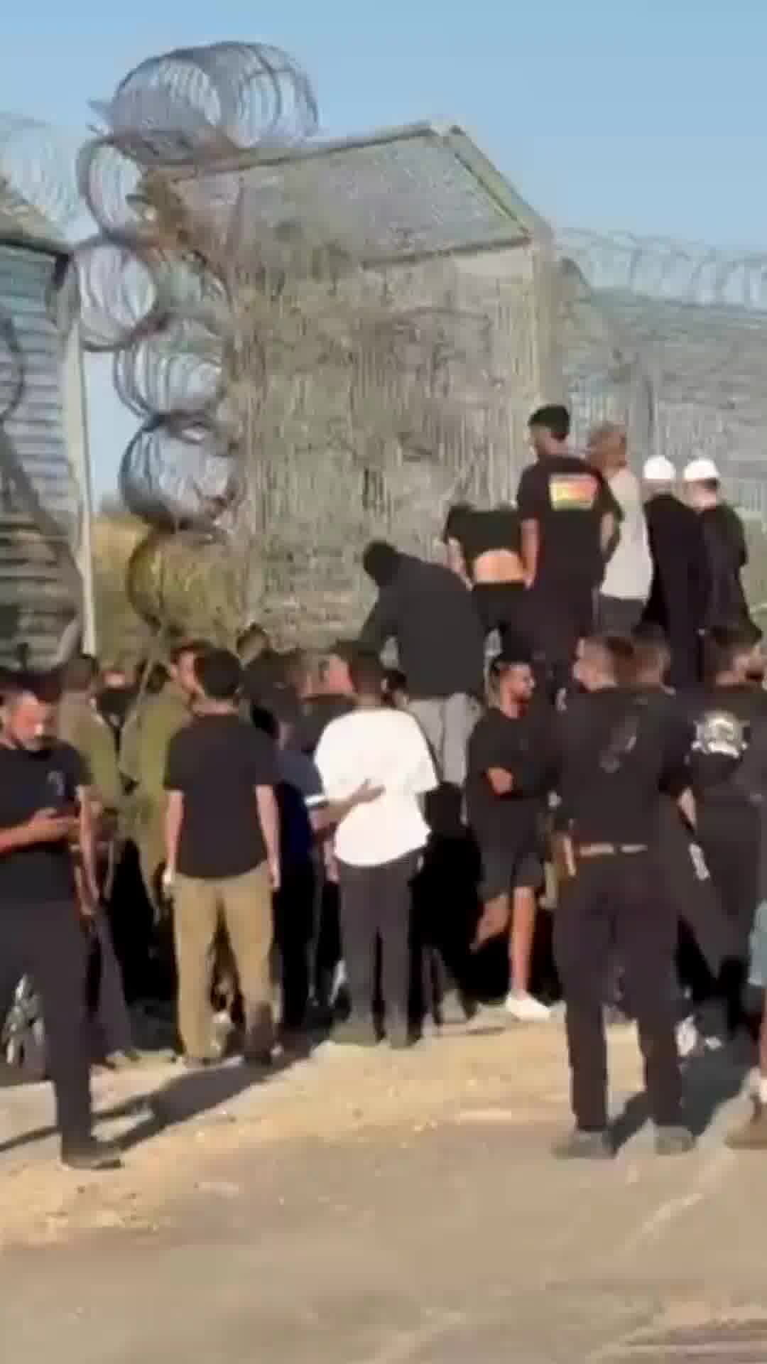  תיעוד מגבול הצפון: עשרות דרוזים חוצים את גדר המערכת בכדי להגיע לשטח סוריה