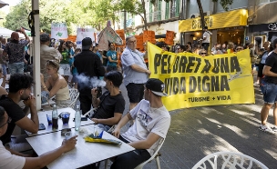 מחאה נגד תיירים ברצלונה ספרד (צילום: JAIME REINA, getty images)