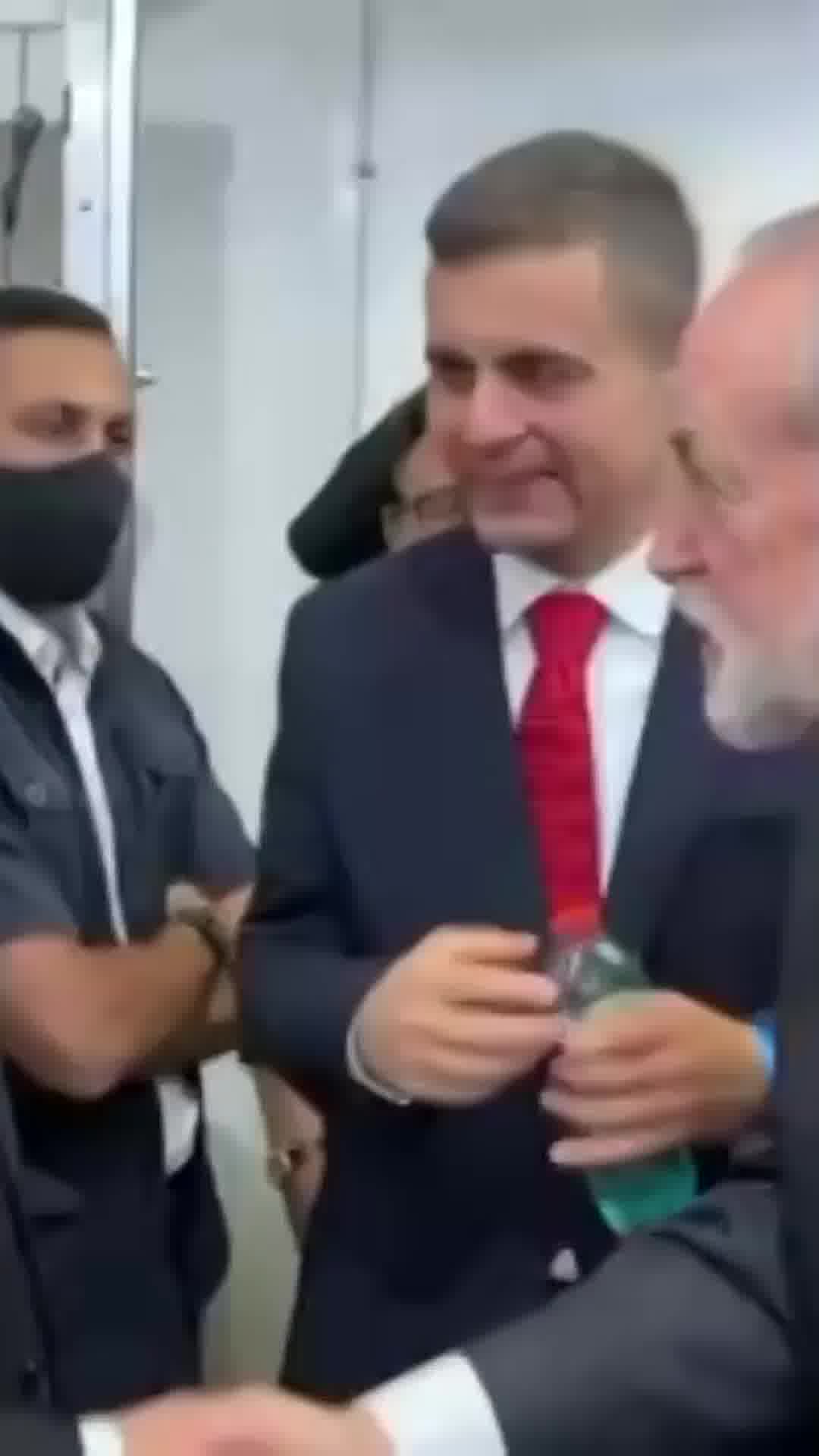 לוחצים ידיים: תיעוד פגישת נתניהו עם שגריר ארה"ב בישראל בבית המשפט