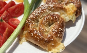 שבלולי בורקס פילו של שבת בבוקר (צילום: קרן אגם, mako אוכל)