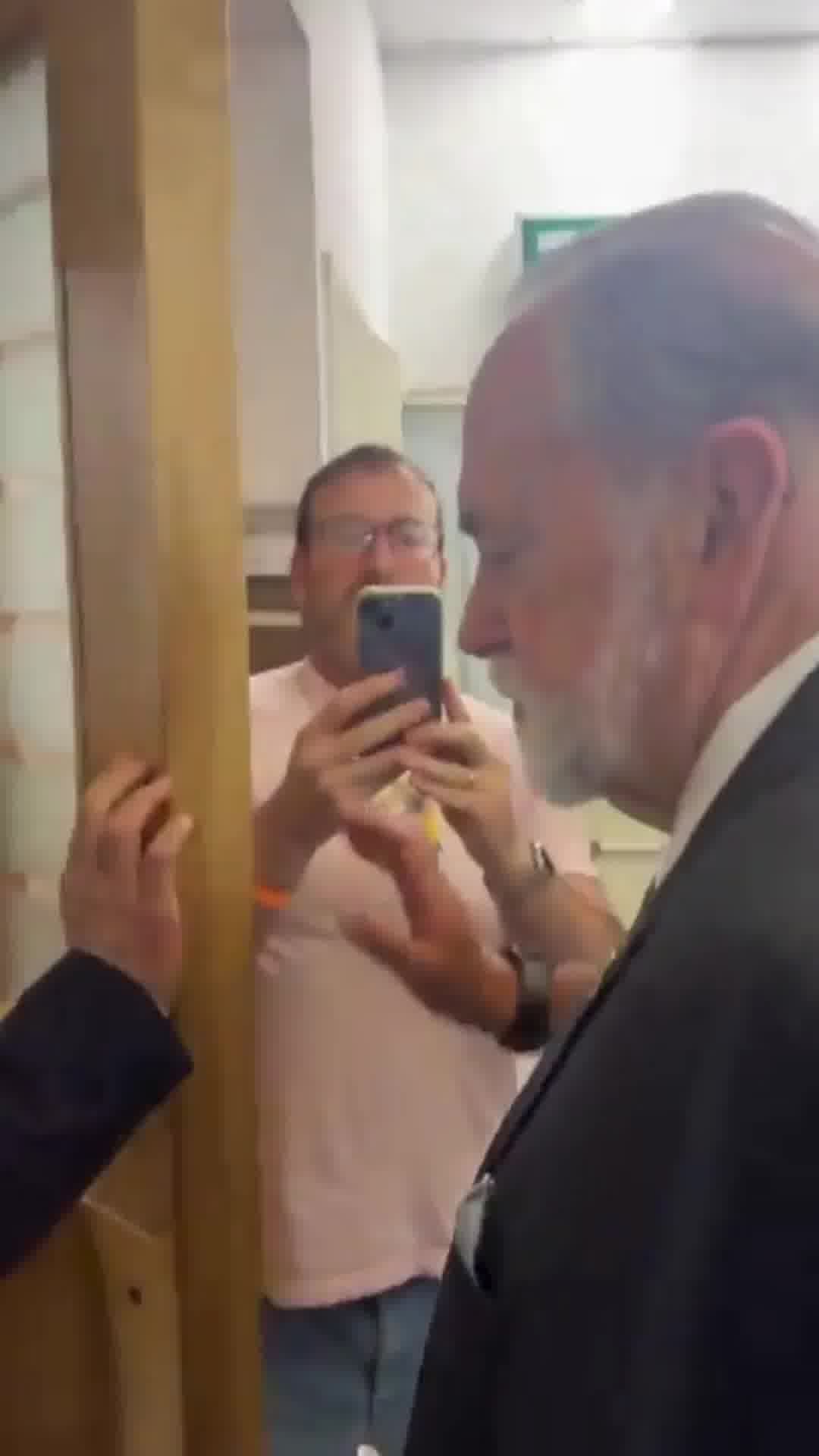 הגיע לתמוך בנתניהו: שגריר ארה"ב בישראל נכנס לאולם בית המשפט