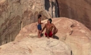 גארט גי זורק את בנו מצוק (צילום: mako)