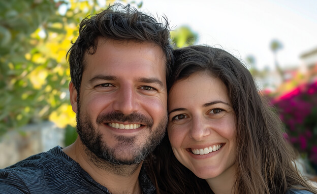 זוג צעיר עושה סלפי
