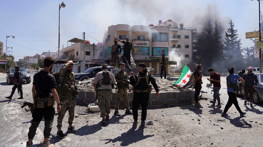 חיילי משטר סורי בסווידא, סוריה, לאחר עימותים בין ד חיילי משטר סורי בסווידא, סוריה, לאחר עימותים בין ד