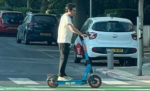 אביב גפן רוכב על קורקינט בתל אביב (צילום: פרטי)