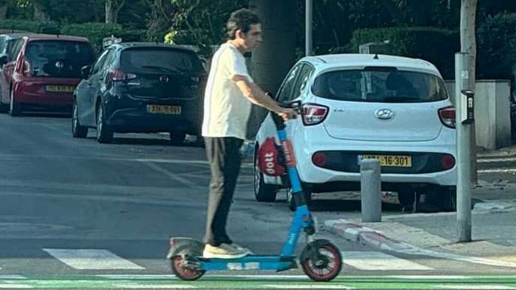 אביב גפן רוכב על קורקינט בתל אביב