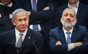 דרעי ונתניהו בישיבת הסיעה של ש"ס (צילום: יונתן זינדל, פלאש 90)
