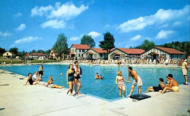 תיירים בריכה חגורת הבורשט תיירים בריכה חגורת הבורשט