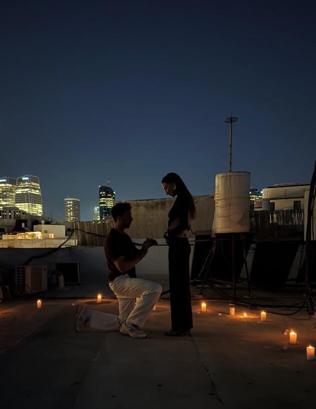 פחות משנה יחד: שני גולדשטיין מאורסת לבן זוגה הבריטי פחות משנה יחד: שני גולדשטיין מאורסת לבן זוגה הבריטי