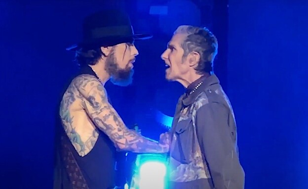 המריבה בין חברי להקת Jane's Addiction על הבמה
