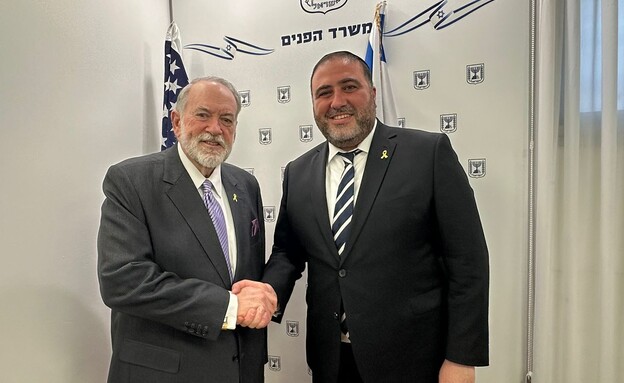 שר הפנים משה ארבל ומייק האקבי