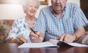 קשישים חותמים על צוואה (אילוסטרציה: Shutterstock)