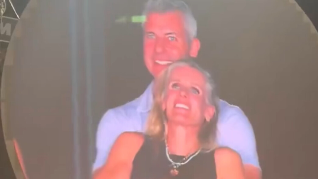 הזוג שנתפס בוגד הופעה של קולדפליי