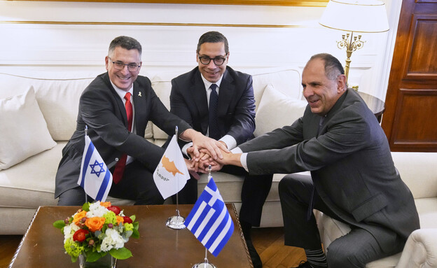 שר החוץ גדעון סער עם מקביליו מקפריסין ויוון (צילום: AP)