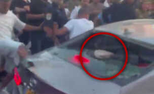 המונים תוקפים את ח"כ איימן עודה ברכבו בדרכו להפגנה