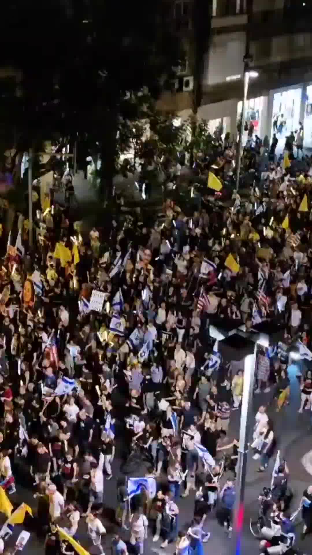 המוני מפגינים צועדים כעת משער בגין לכיוון שגרירות ארה"ב בדרישה לעסקה