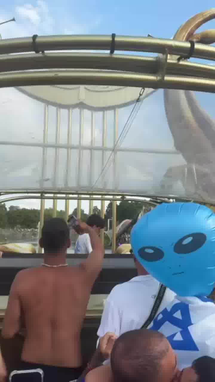יאמאגוצ׳י הישראלי מתעטף בדגל ישראל במהלך הסט שלו בטומרולנד