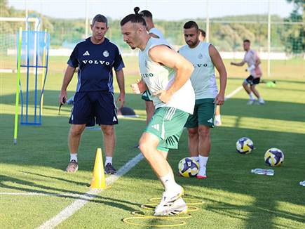 פלורס צפה באימונים מהבית (האתר הרשמי של מכבי חיפה) פלורס צפה באימונים מהבית (האתר הרשמי של מכבי חיפה)