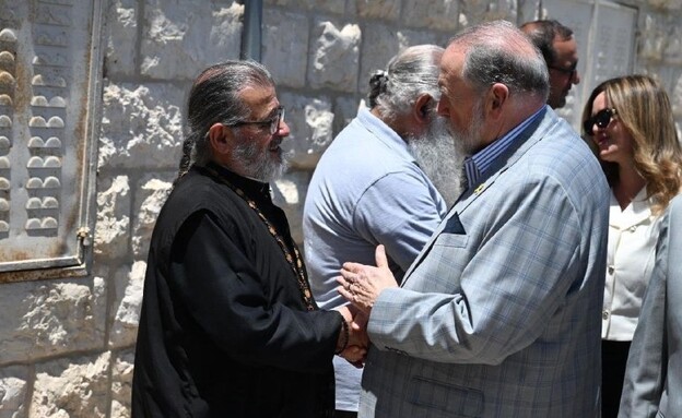 שגריר ארה"ב בישראל מייק האקבי בביקור בכפר טייבה  (צילום: מתוך עמוד רשת X של מייק האקבי)