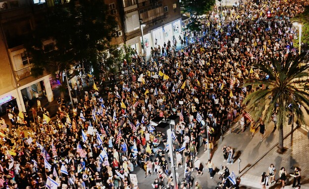 מפגינים בעד עסקת חטופים בצעדה לשגרירות ארה"ב (צילום: פאולינה פטימר)