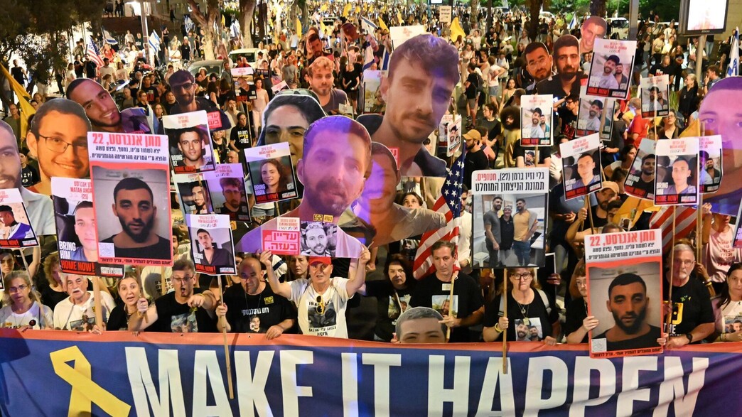 מפגינים בעד עסקת חטופים בצעדה לשגרירות ארה"ב