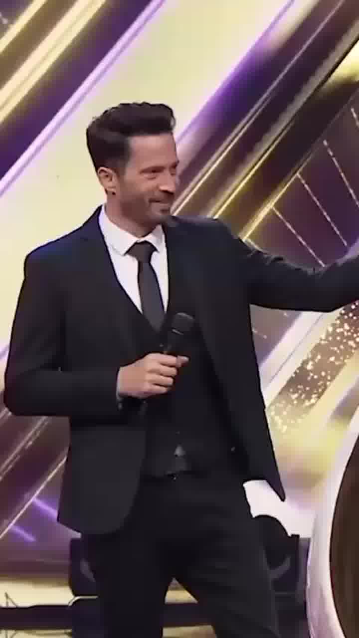 אופירה: ״שתשב עם לוינסון, הוא יברח מהאולפן״. מי גרמה לחברת הפאנל להגיב כך? ״הזמר במסכה״, פרק חשיפה ה