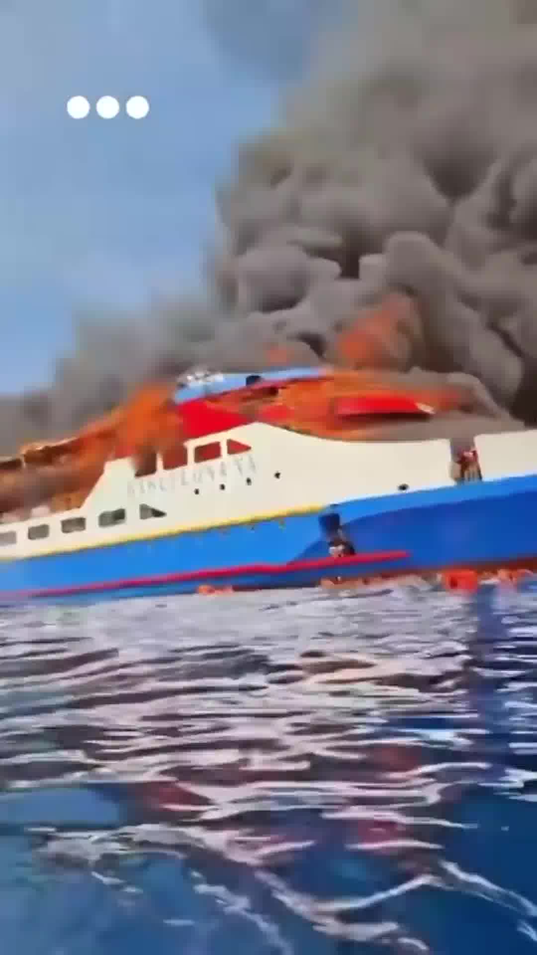 3 הרוגים ומאות נוסעים שנאלצו לקפוץ למים לאחר שמעבורת עלתה באש מול חופי אינדונזיה