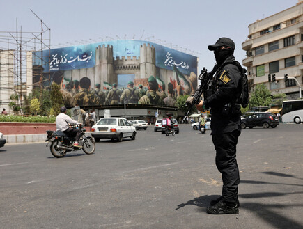 שיא שלילי של עשורים נשבר, וחושף את החשש במשטר האיראני