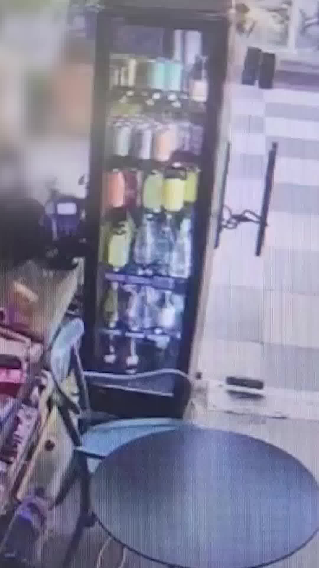 תיעוד מגבעתיים: גנב כסף מקופות החנות לממכר מזון ונמלט