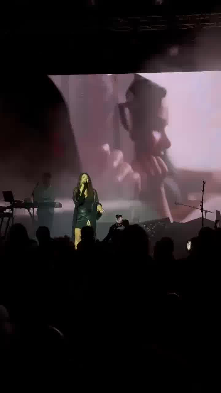 מארינה מקסימיליאן ביצעה אתמול לראשונה את השיר החדש לו צילמה קליפ עם פורום מיכל סלה