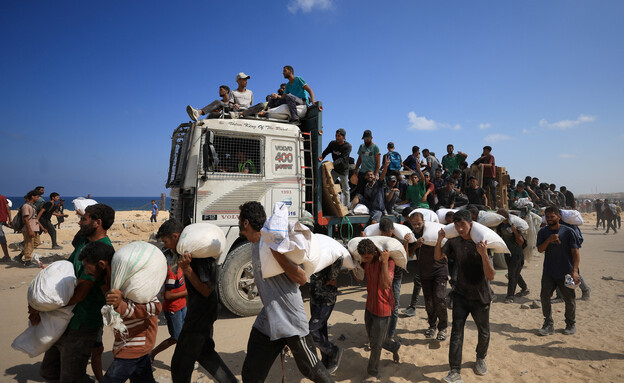 חלוקת סיוע הומניטרי בבית לאהיא (צילום: reuters)