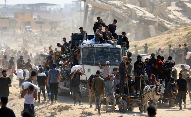 חלוקת סיוע הומניטרי בבית לאהיא (צילום: reuters)