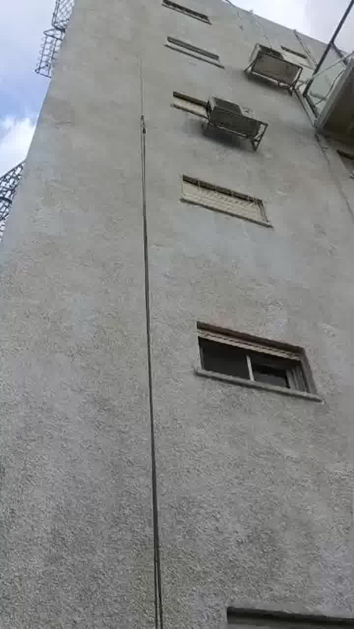 פועל שנפל מגובה 20 מטרים בחיפה חולץ ע"י לוחמי אש במצב בינוני, ופונה להמשך טיפול בבי"ח