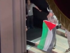 המחאה על הבמה בבית האופרה המלכותית בלונדון