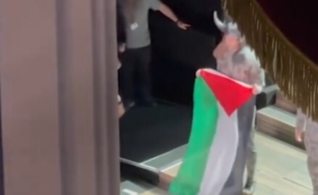 המחאה על הבמה בבית האופרה המלכותית בלונדון