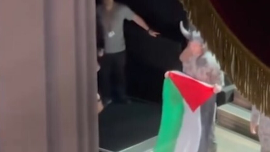 המחאה על הבמה בבית האופרה המלכותית בלונדון