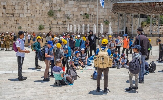 תלמידים בכותל המערבי בירושלים