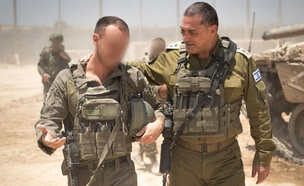 הרמטכ"ל אייל זמיר ובנו קצין השריון (צילום: דובר צה"ל)