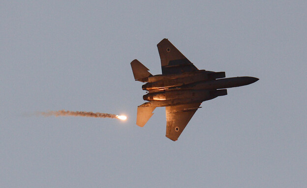 מטוס F15 בשמי עזה (צילום: reuters)