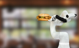 רובוט מכין המבורגר (צילום: shutterstock_kung_tom)