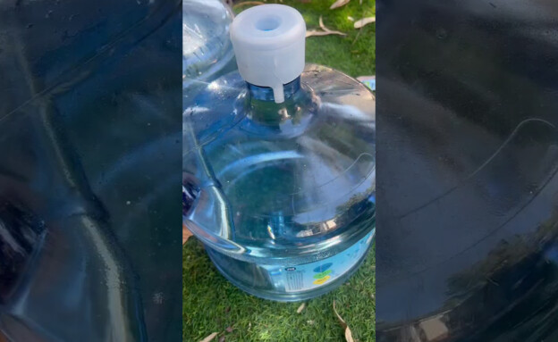 מזלג בתוך מיכל מי עדן