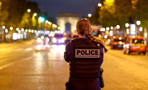 שוטרים בפריז (צילום: רויטרס)