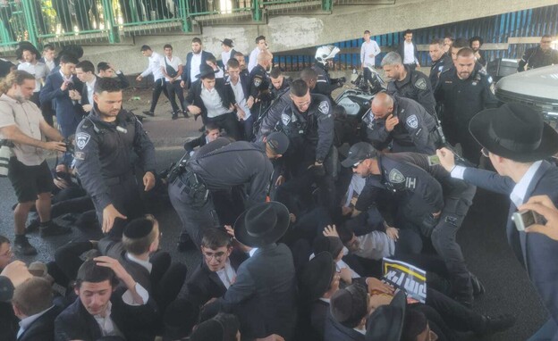 הפגנת הפלג הירושלמי בבני ברק בכביש 4 (צילום: שמעון ברוך , TPS)
