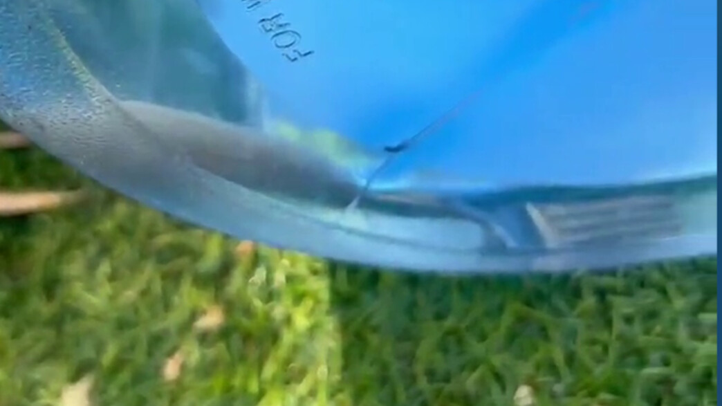 מזלג בתוך מיכל מי עדן