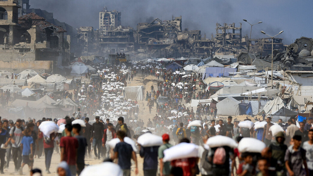 עזתים נעים עם סיוע הומניטרי בצפון רצועת עזה