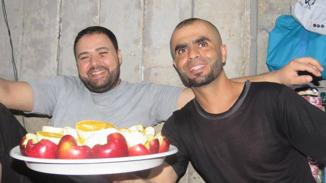 מחבלי חמאס אוכלים במנהרות בעזה מחבלי חמאס אוכלים במנהרות בעזה