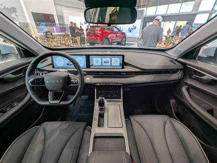 שתי רמות גימור, כשה“נובל“ הבנזינית מתמקמת ביניהן מבחינת אבזור, אבל (צילום: ספורט 5)