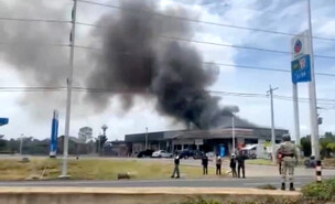 עשן כבד בעקבות הפצצה של קמבודיה בתאילנד (צילום: רויטרס)