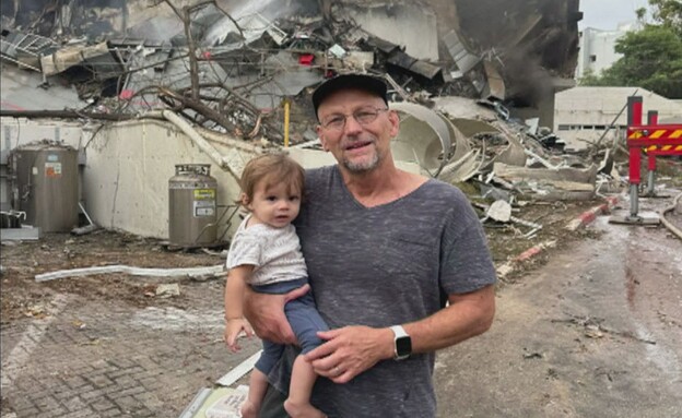 פרופ' אלדד צחור והנכד – במקום הפגיעה (צילום: חדשות 12)