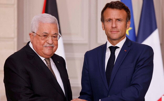 עמנואל מקרון ומחמוד עאבס (צילום: reuters)